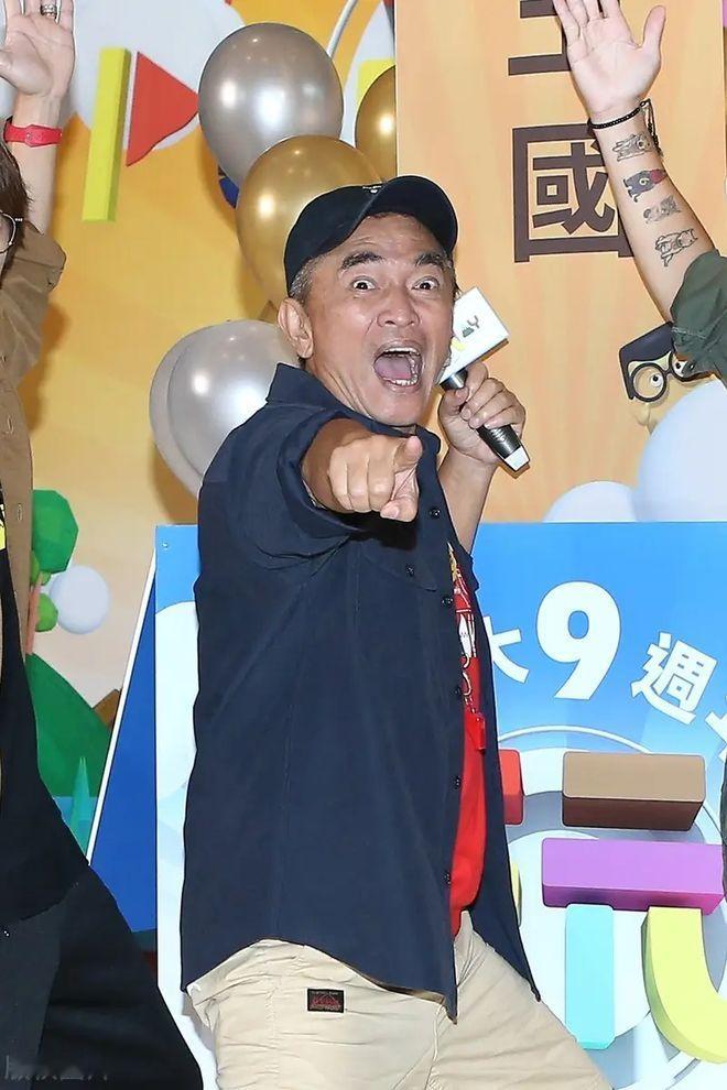吴宗宪虽声称不涉政治，但其言行却暗含政治色彩。他在金钟奖上的表态及节目中的隐喻，