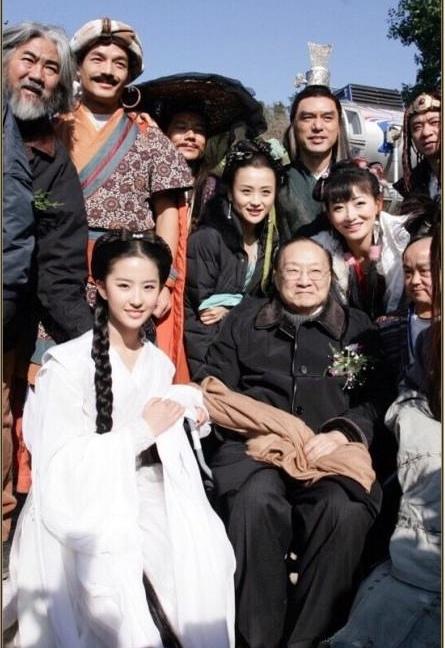 这张照片是2006年版电视剧《神雕侠侣》的剧组合影：

我认出了身着白色古装、梳
