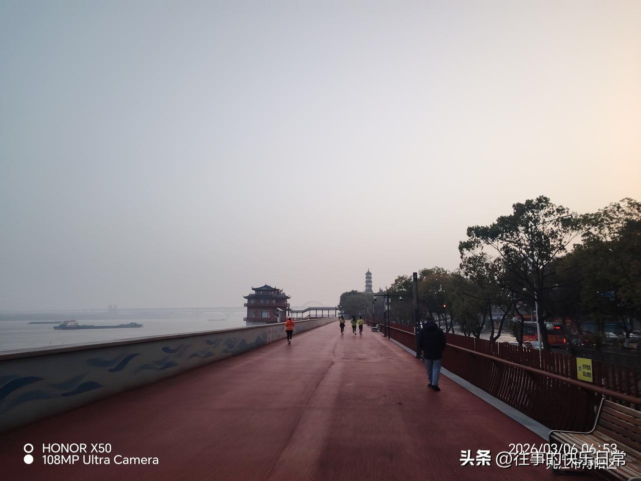 天南地北大拜年九江长江岸边晨练“天南地北大拜年”