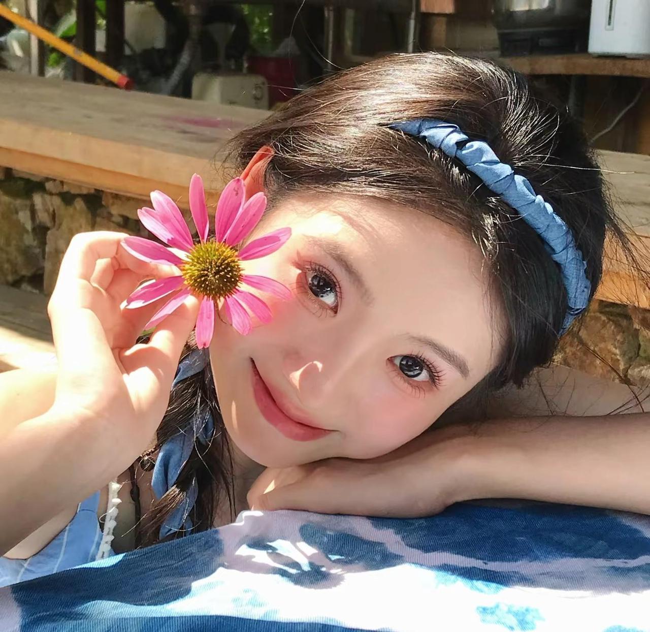 哭包小姐，展信佳。我依然坚信人生而独行，不过旅途之中或偶有同路人吧。治愈系笑容 