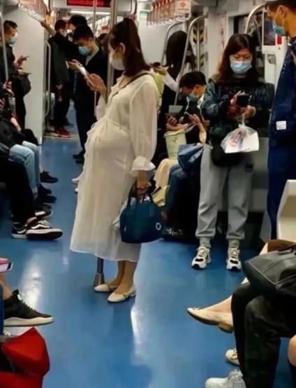 4月25日，上海9号线孕妇硬撑五站没人让座，蹲地瞬间全场沉默！一句话戳穿车厢冷漠