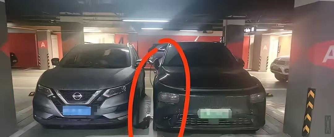 停车位不够宽这事，现在都快成邻里矛盾的导火索了。

你看，标准车位宽度就2.4米