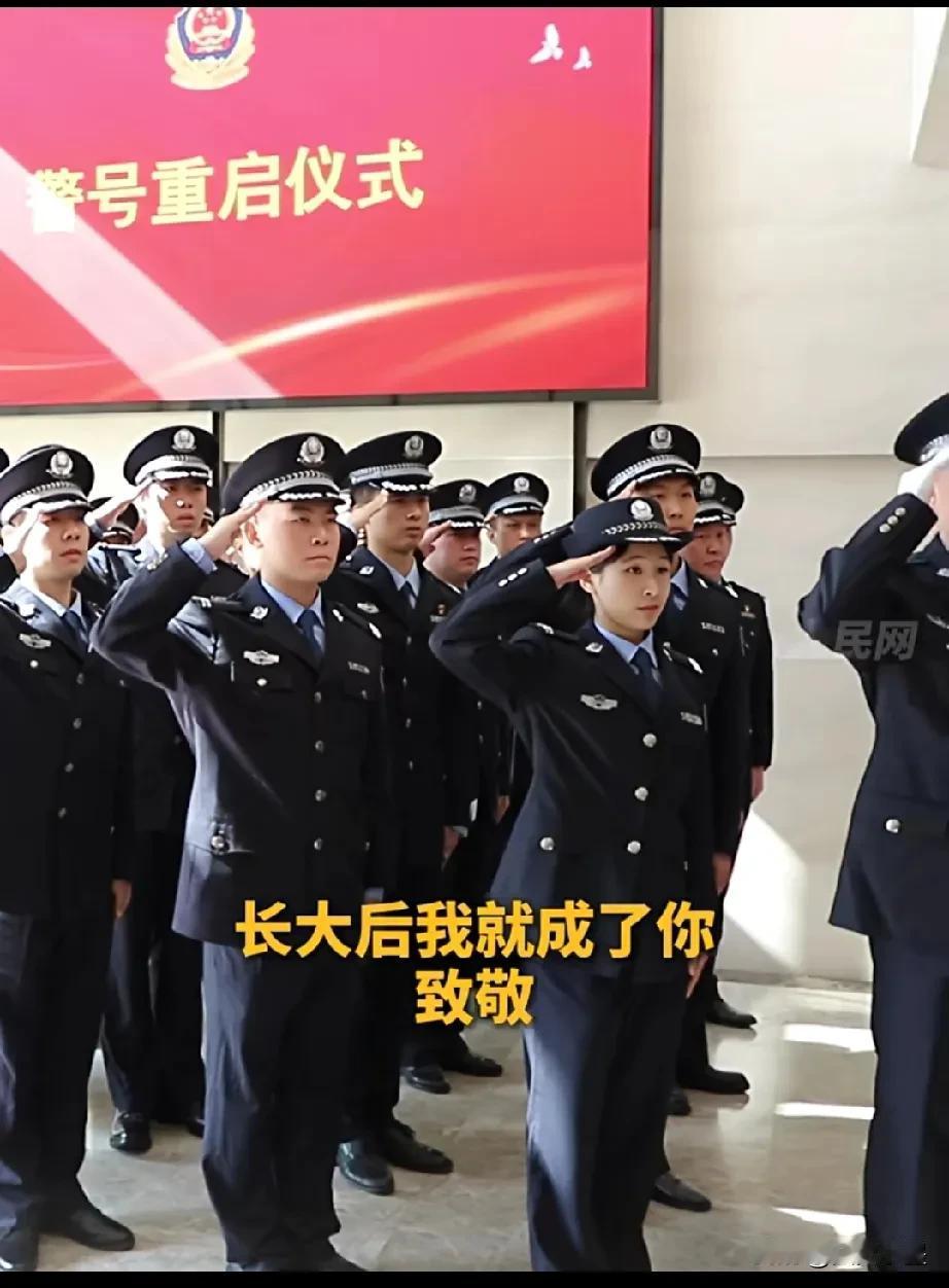 小姑娘，好样的[赞][赞][赞]。
她的父亲是一名扎根一线的交通警察，在2017