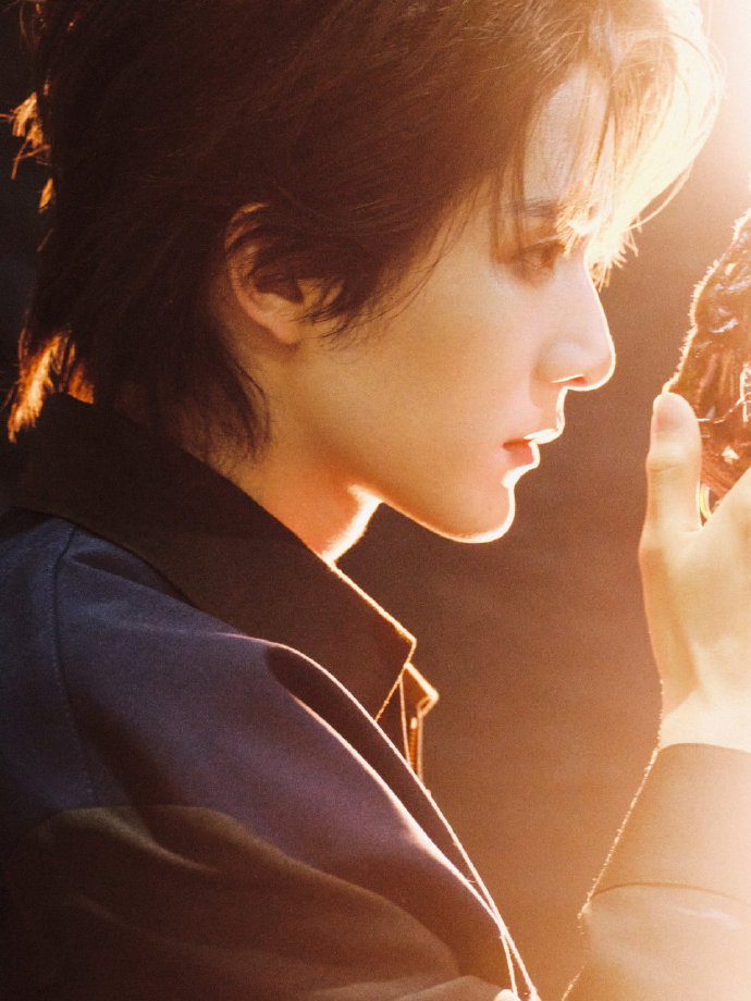 张新成换造型师了张新成 新妆造适配度拉满，两套穿搭都超绝，帅到让人移不开眼