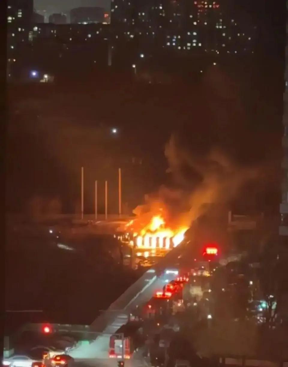 太原闹了个“开门红”！

2026年元月五日，长风街一小区西面围挡内因有人燃放烟