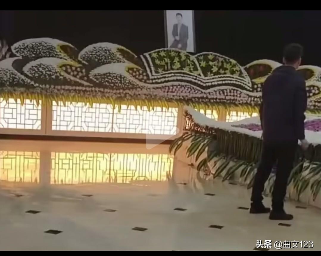 泪目，张雪峰老师送别布置现场，秉承他的遗愿，简单整洁低调！
张雪峰老师走了，他追