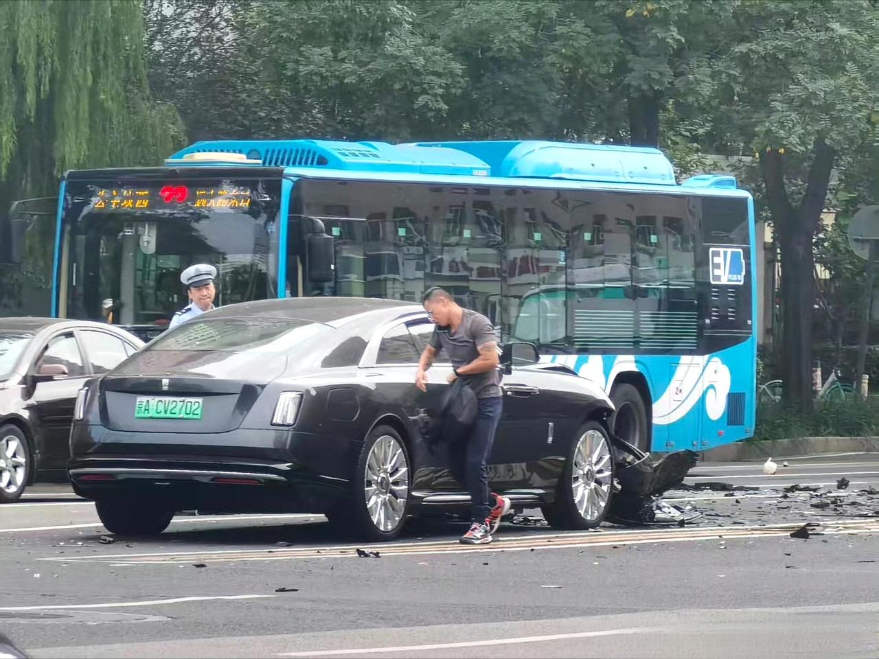 陈震劳斯莱斯发生车祸
震哥超速，逆行驾驶，撞了一辆比亚迪宋，看这样子还撞得不轻，