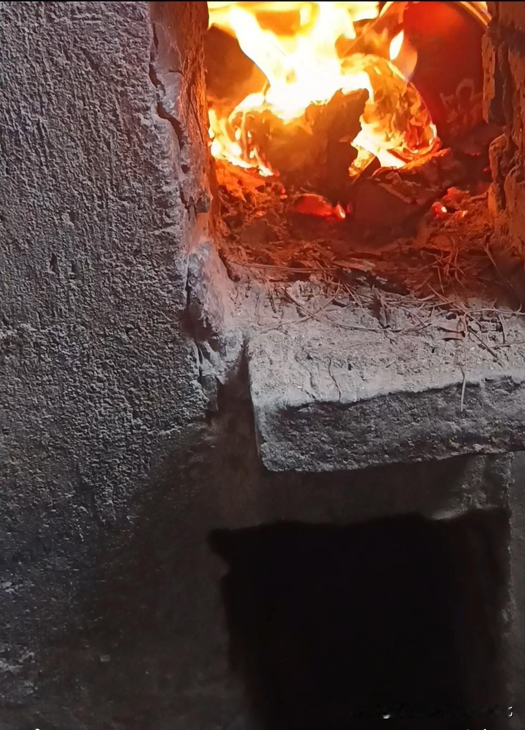 在农村的亲们,还会用柴火灶吗? 在农村，柴火灶可太有存在感了。好多人家还留着它，