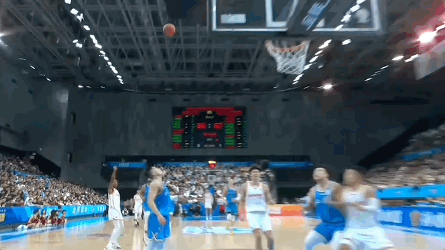 北京男篮vs深圳男篮 打着打着，双方这个火药味就起来了，周琦拉架，当个和事老。篮