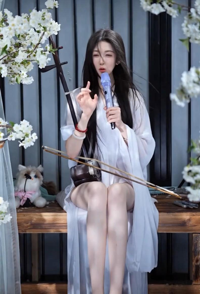 除了性格，生活经历也对承受能力有着重要的塑造作用。那些经历过诸多磨难的人，往往在