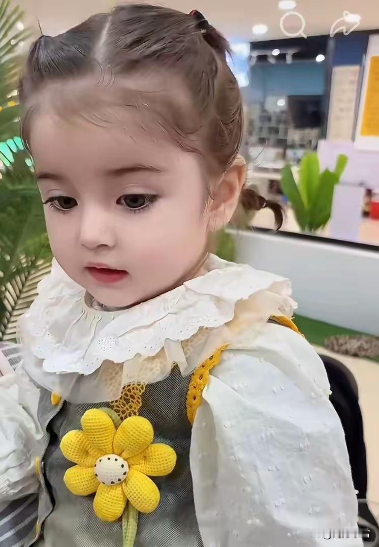 妈妈是中国人，
爸爸是俄罗斯人，
小女孩长的眉眼如画，
每次带出去，
都会有一群
