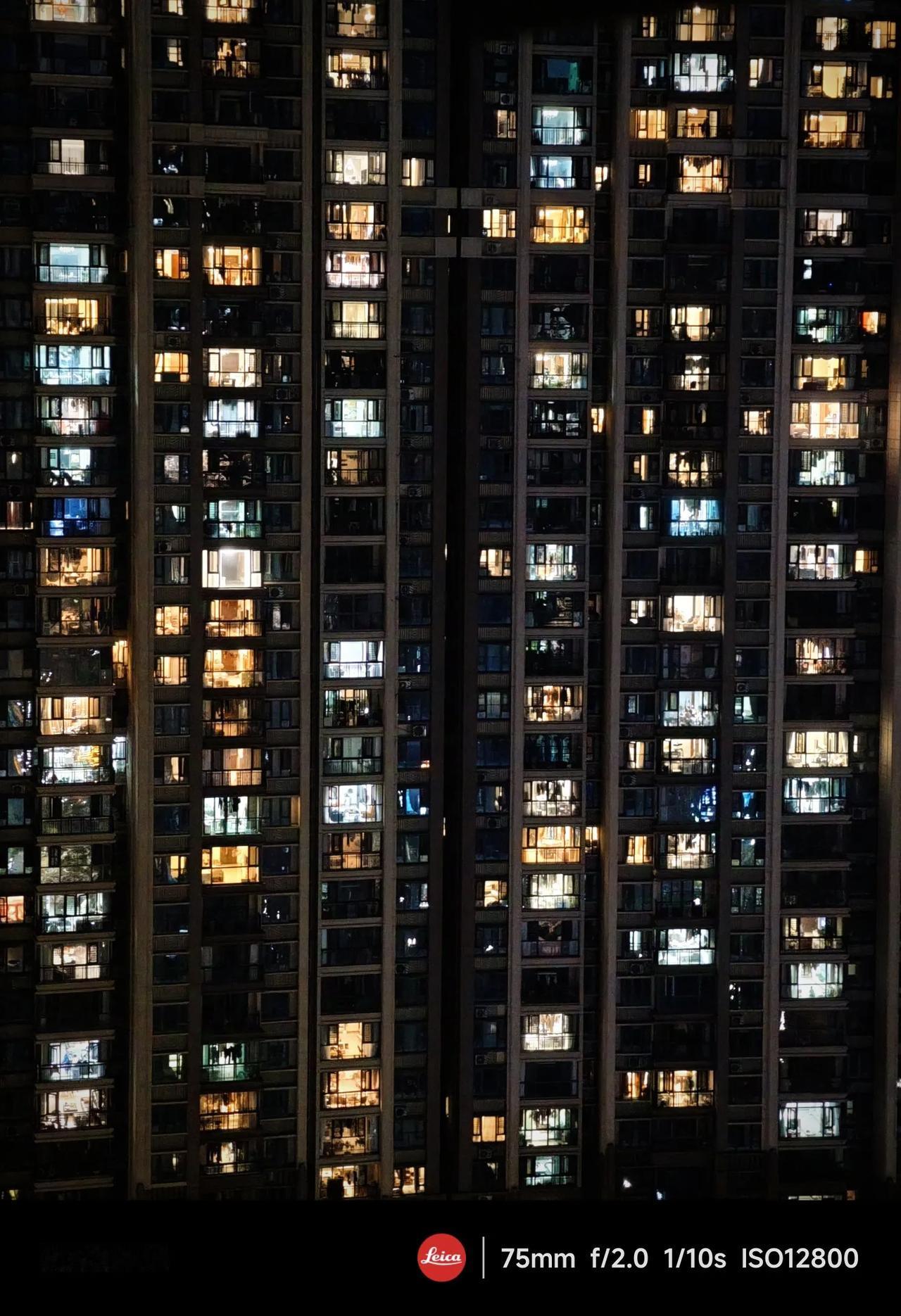 随拍随想～
夜已深。我静静地站在窗前，目光不由自主地投向对面那一片灯光。每一盏灯