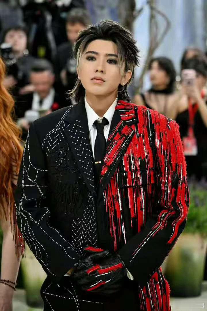 蔡徐坤MetGala红毯look蔡徐坤CT创始人共赴METGALA红毯 CT与蔡