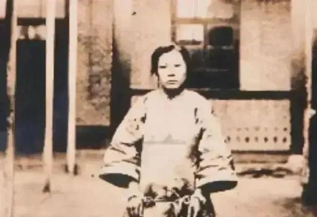 1925年，24岁的歌姬楼张素贞正在接客，没想到当她开始宽衣解带时，一把枪却抵住