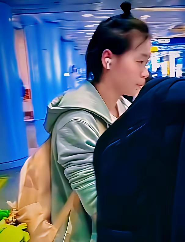 全红婵肉眼可见的瘦了。
 
网友出行抓拍到了婵宝，瞬间被她如今的状态戳到，简单的