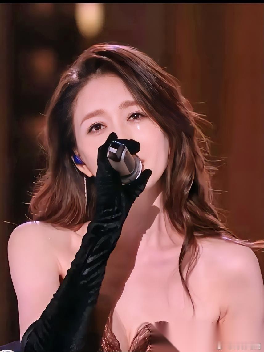 女明星里 最想不通的就是李小冉了， 明明她已经50岁了，可是她在浪姐里面唱歌的声