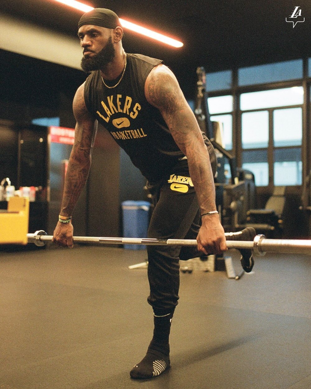 #篮球夏季不降温##湖人国度##詹姆斯# 湖人官推发布詹姆斯训练照片并配文：第2