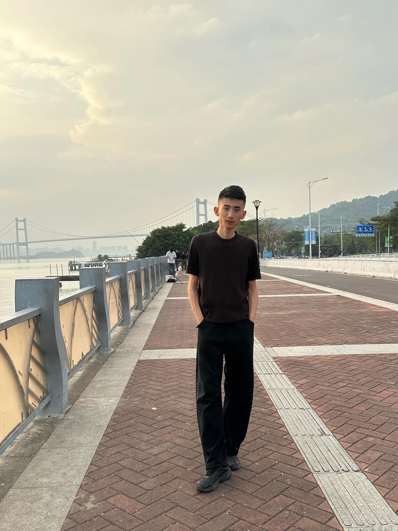 陕北26岁小伙一个人来深圳打工，开始了深漂的生涯，只有初中学历的我该何去何从，我