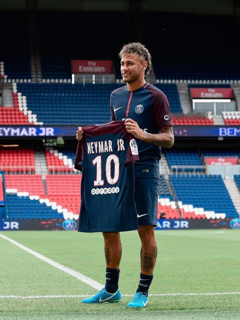neymar 大巴黎官网更新2017年的今天，内马尔正式加盟巴黎圣日耳曼。✍️内