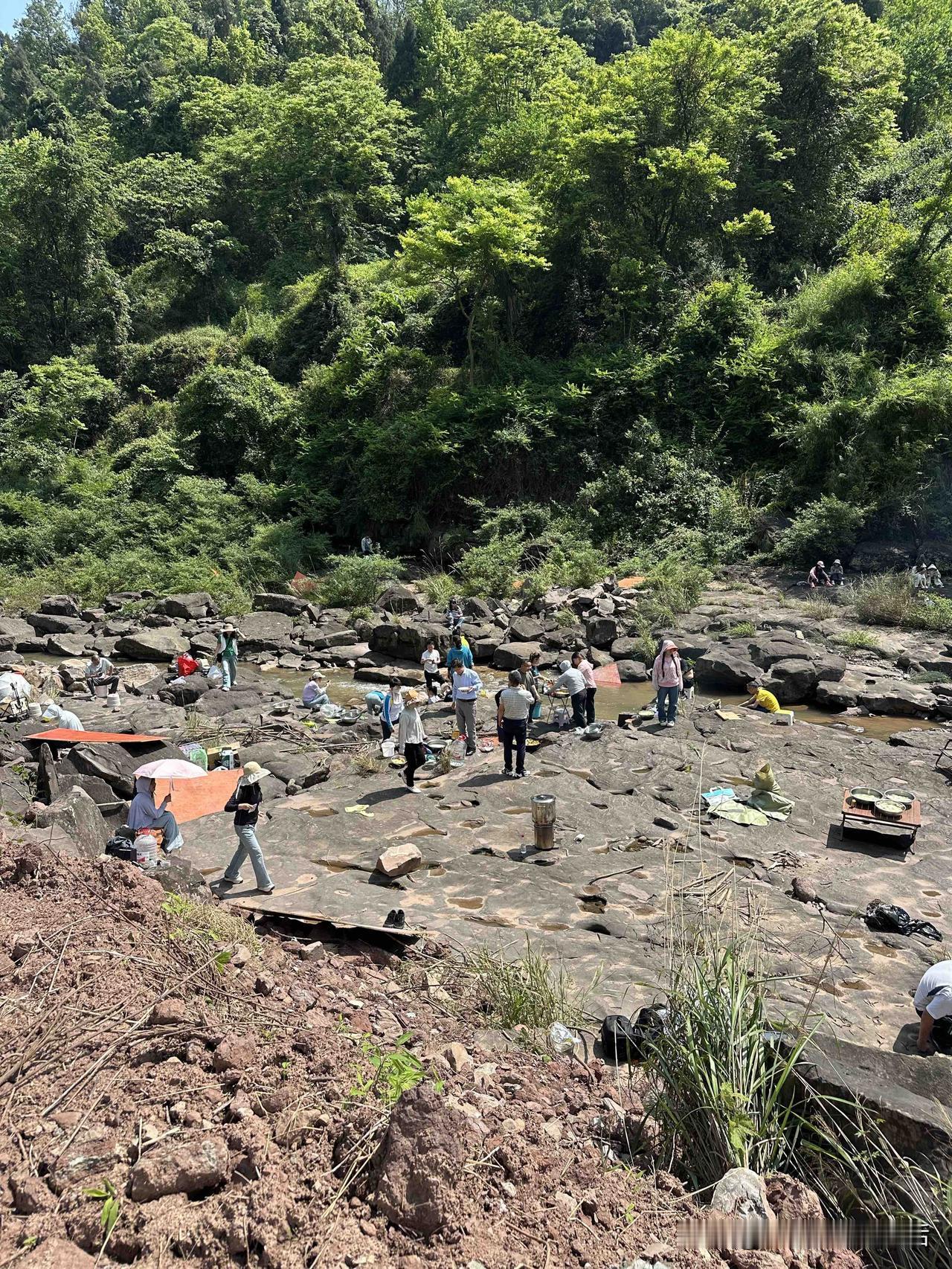 32度的礼拜六
52个人
12辆车
驱车120公里
在一个有12道大拐的漂流山沟