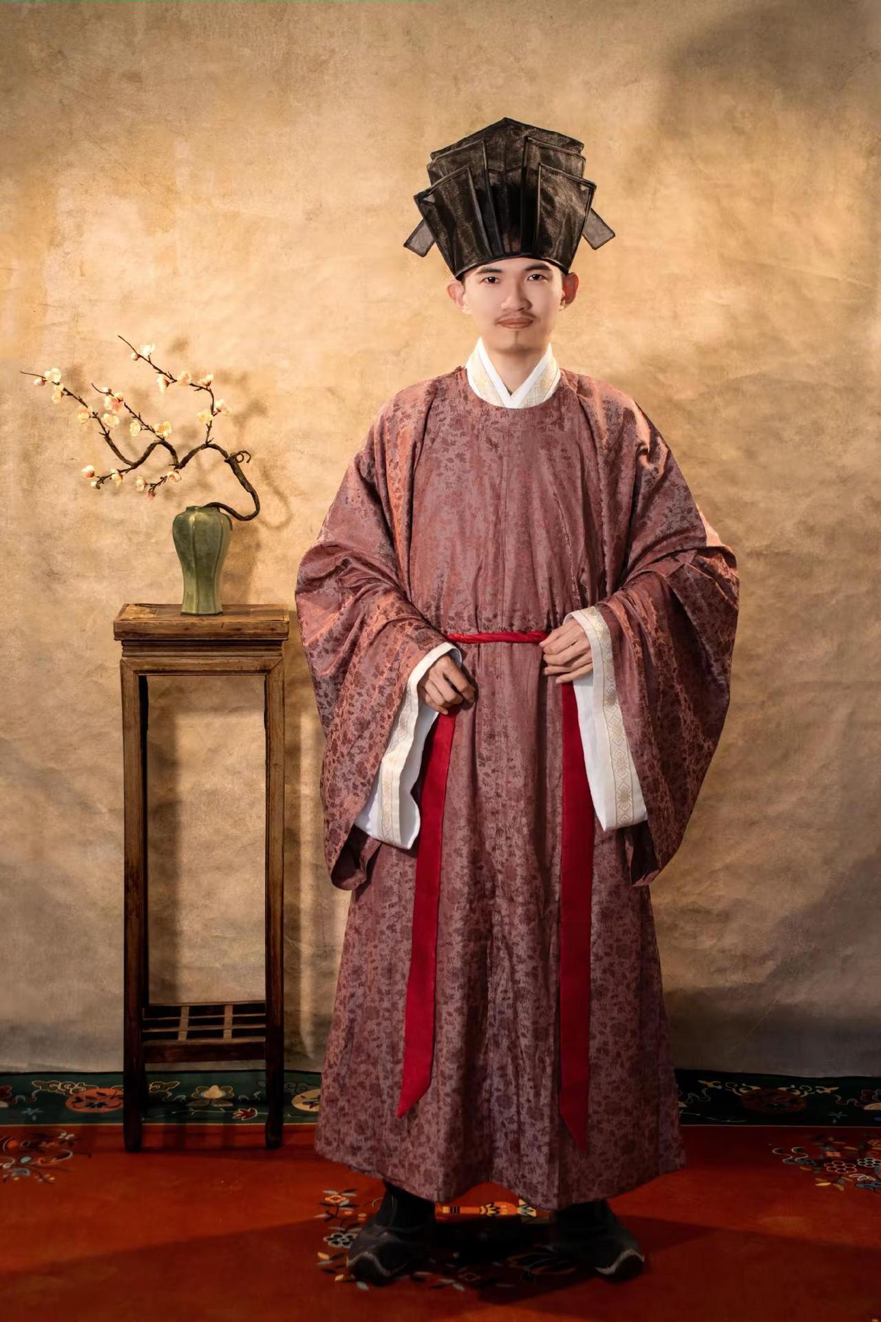 宋代首服：程子巾。程子巾：宋代理学家程颐戴过的一种巾帽。所以我用程子巾搭配宋圆领