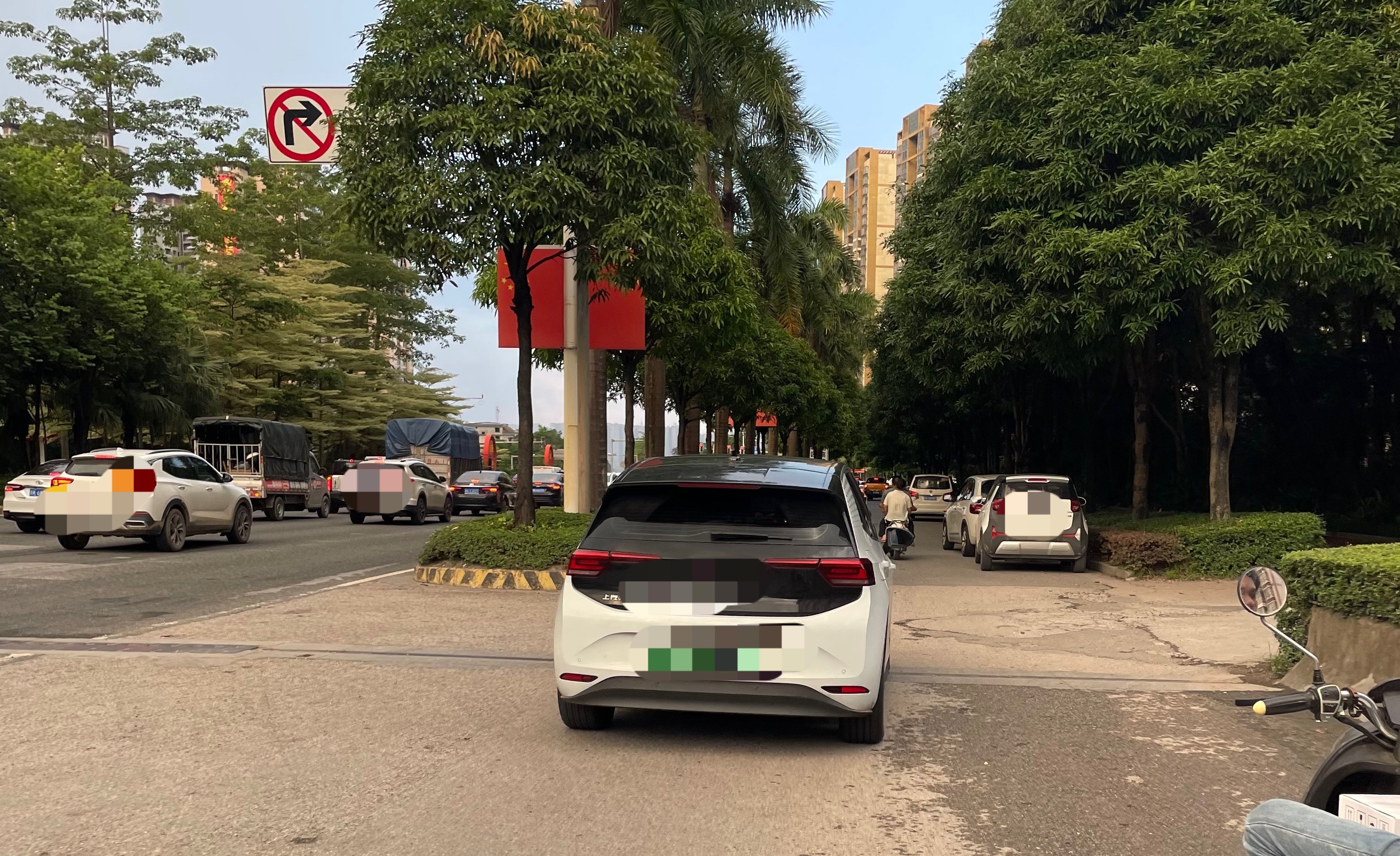 7月10日下午，玉林二环北路新能源小车从宏进走电车道行驶。严重影响了非机动车道的