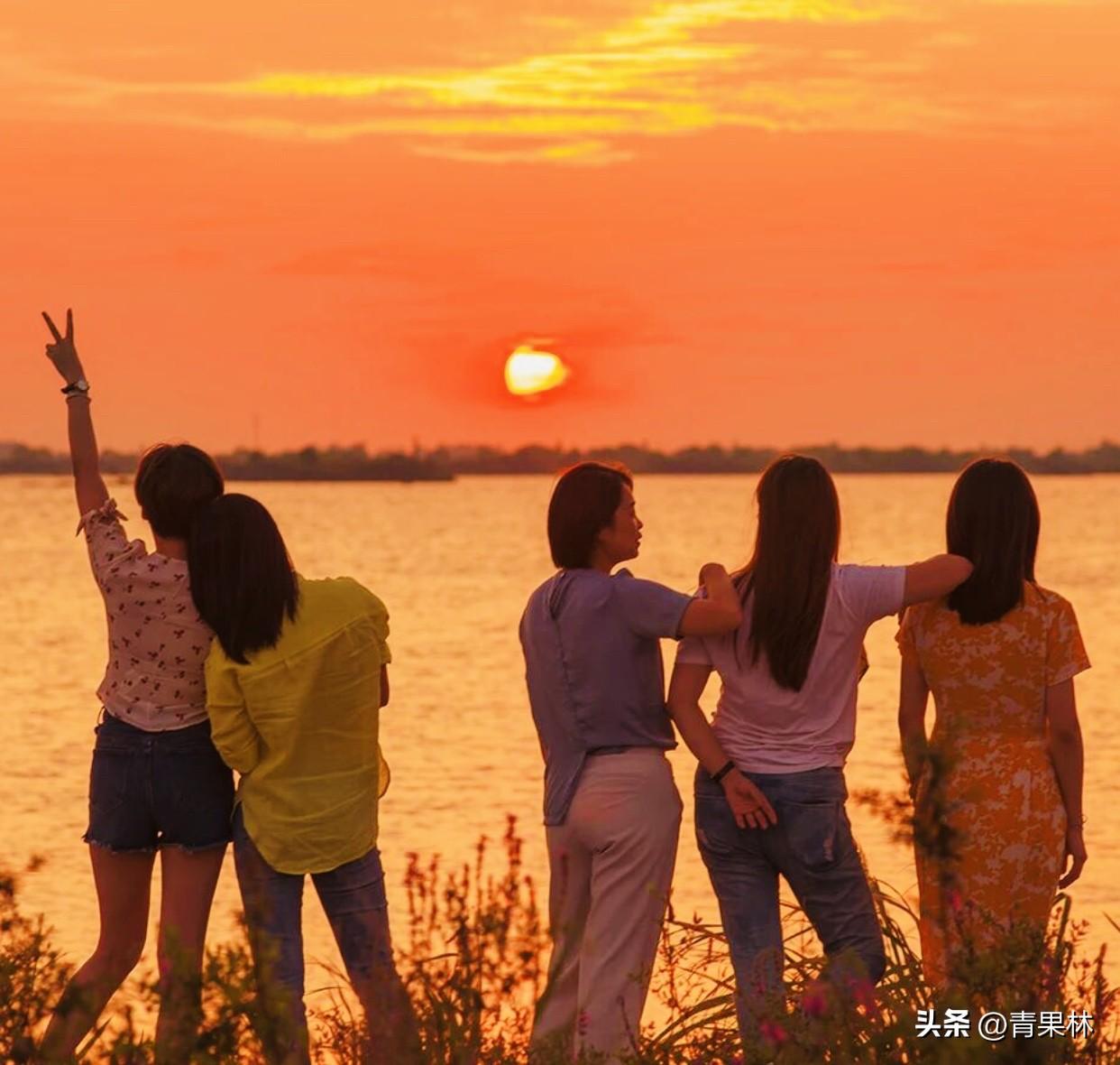 这张夕阳照真的封神了！和好朋友们并肩站着，看着太阳一点点沉进湖里，橘色晚霞漫了半
