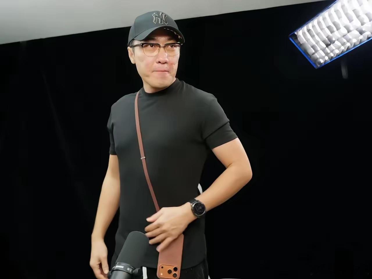 王自如用苹果官网400多的挂绳，把iPhone 17 Pro背在了身上，潮不潮？