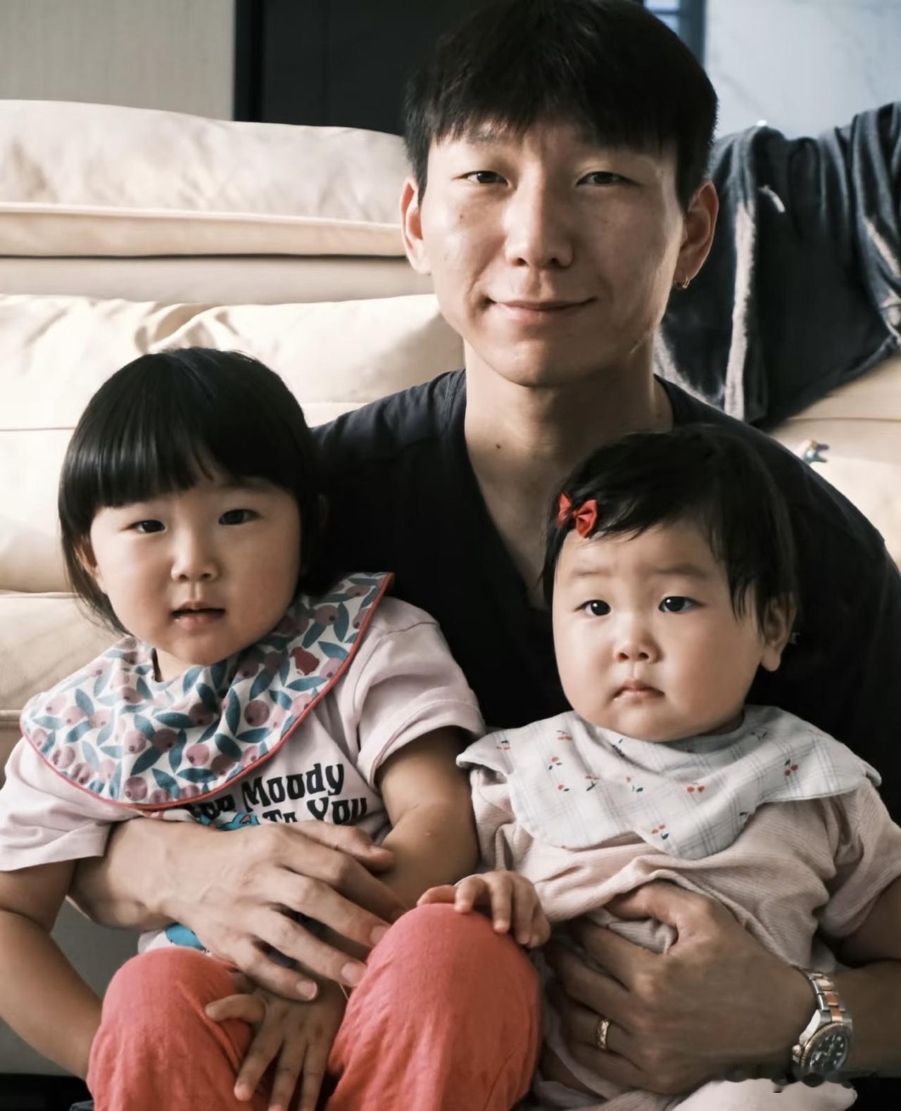 阿如那晒出和两个女儿的近照，蒙古基因果然强大。他本人身形偏瘦，两个女儿却是典型的