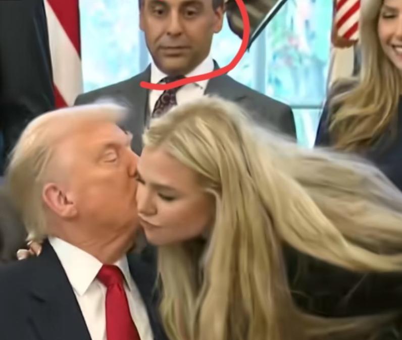 西方的亲吻礼节被特朗普用到极致！

在任命印度大使的仪式上，特朗普突然喊柯克的遗