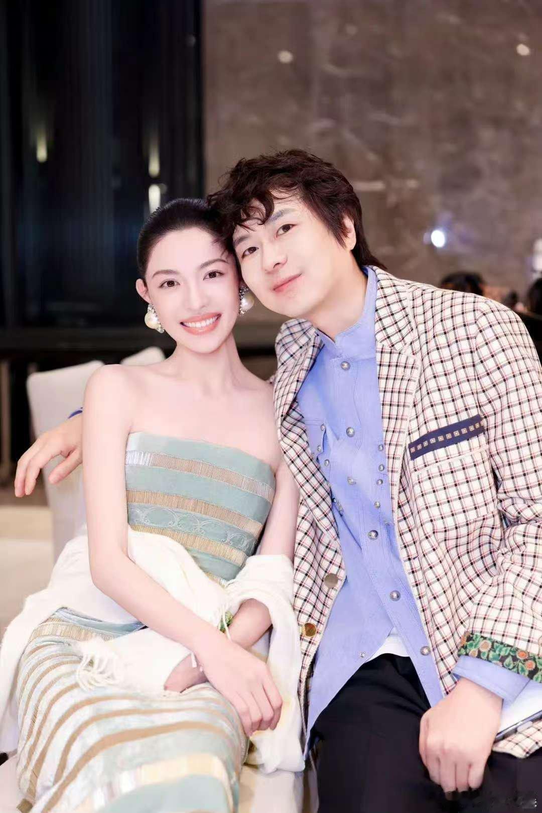 钟楚曦ELLE主编合照ELLE主编晒和钟楚曦合照ELLE主编晒和钟楚曦合照，好，