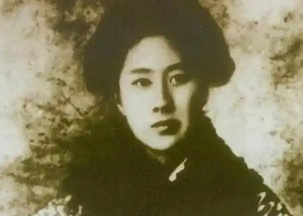 7月15日：一个女子死了，一个合作散了，一支队伍走了——可他们都在为同一个“新”