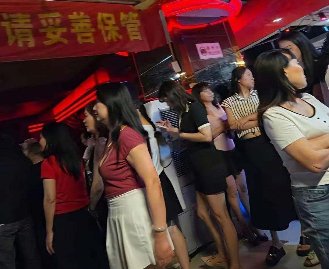现在舞厅都是大爷大妈 还是当年那批跳迪斯科的 只不过现在年纪大了 