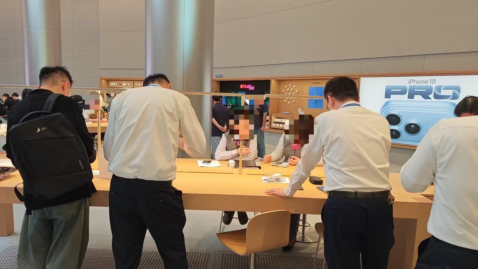 【苹果门店能办eSIM了】10月23日，苹果首款折叠屏iPhone Duo正式发