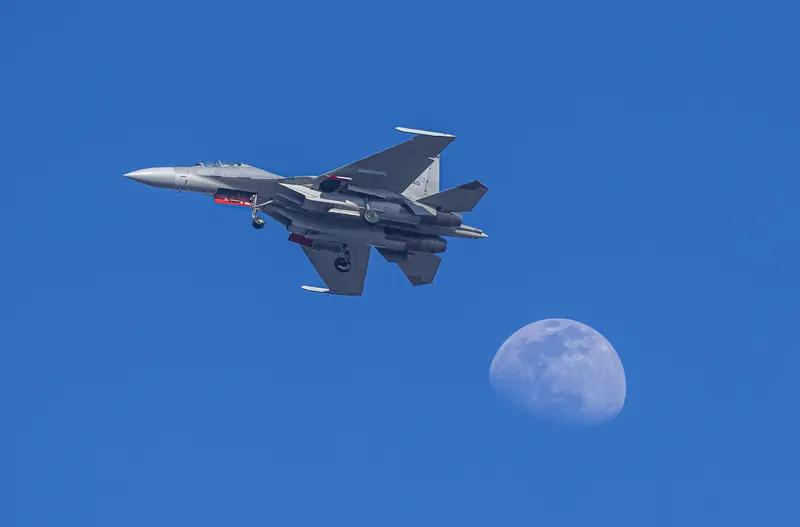 评价日本自卫队的空中截击能力，得从多方面看。曾经，日本F - 15J/DJ重型战