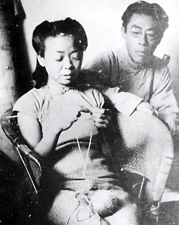 1922年，闻一多在父母强行施压下，迎娶了从未谋面的远房表妹高孝贞。洞房之夜，闻