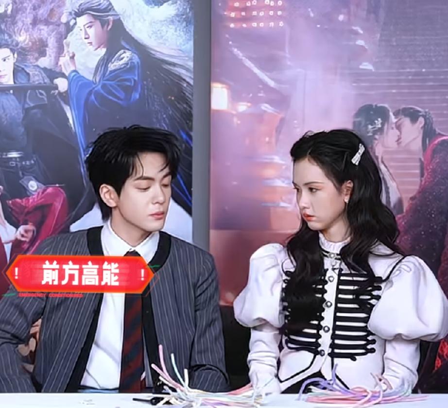 曾舜晞陈都灵怎么了，一脸麻木地比心

听到主持人让比心，曾舜晞还深吸了一口气，陈