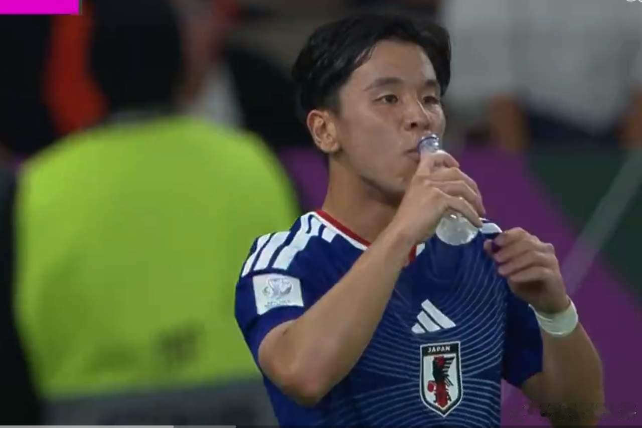 日本队6号，这个小矮个儿，小仓幸成，身高1米67，现在是法政大学的学生，参加的是