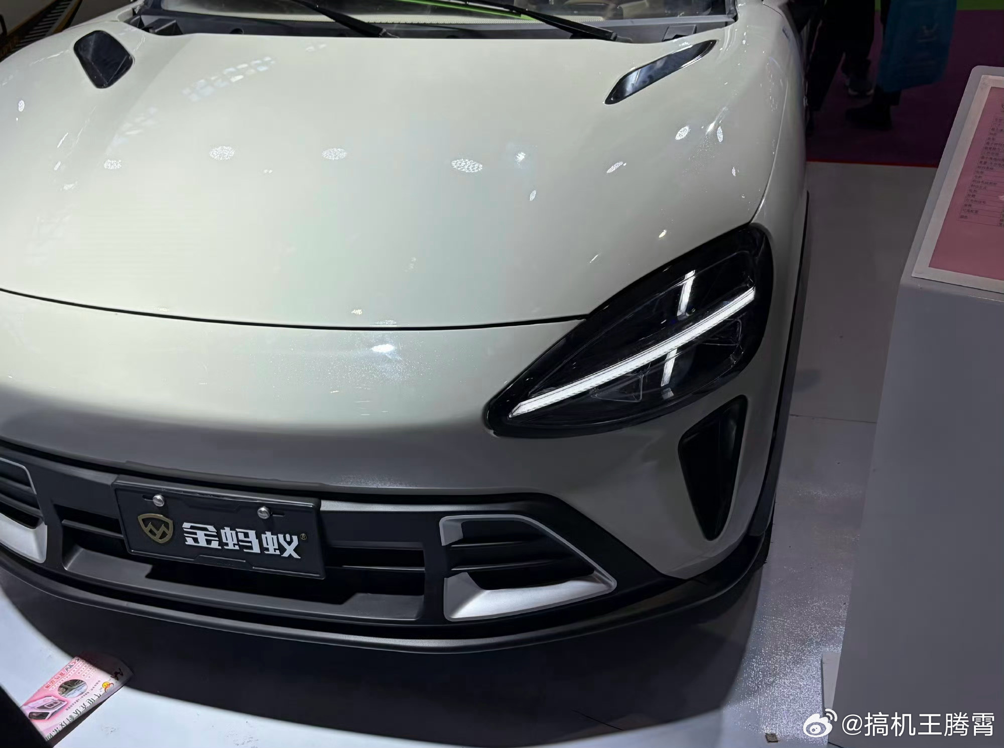 好家伙，属于是演都不演了，年轻人有小米YU7，老年人有老米YU7，简直就是像素级