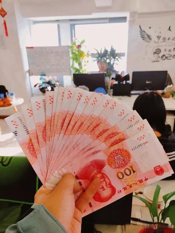 “全民发钱等于没发？”别被这句看似有理的伪逻辑忽悠了！有人拿“我有一块，你有一百