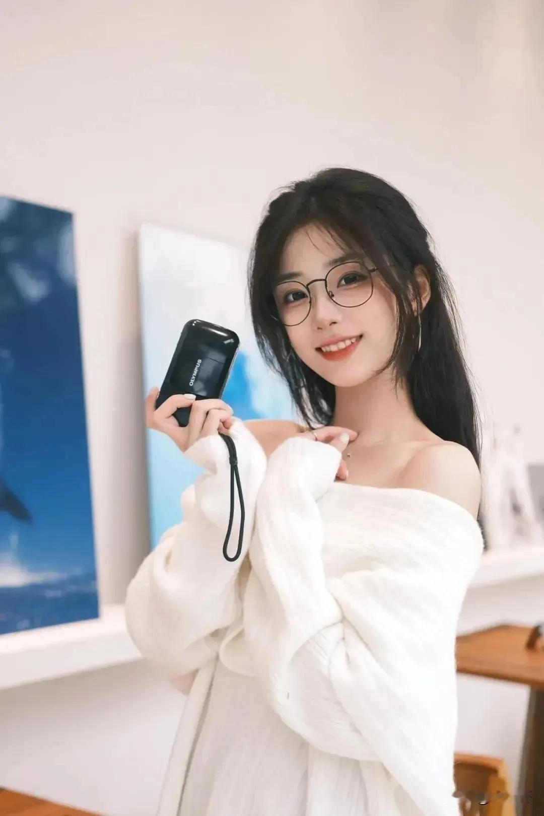 十个眼镜九个S,还有一个是啥？成熟女生穿什么半身裙最显身材?丝袜穿起来麻烦吗 光