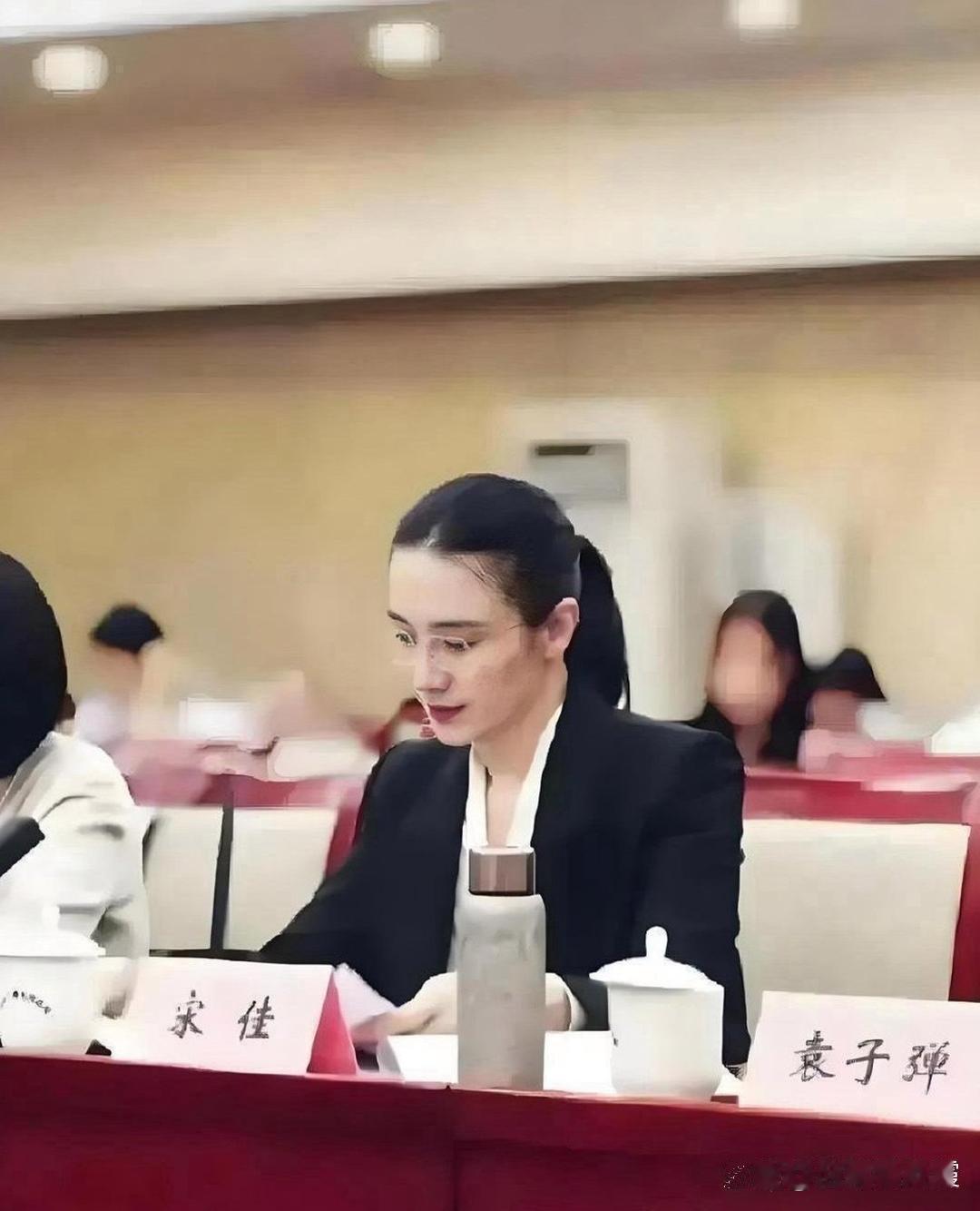 本以为宋佳的美貌已经无敌了，看看旁边，宋佳还是低调了。