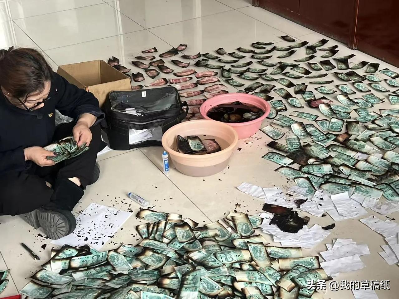 青海一村民家中失火20万现金被烧！银行四天奋战，帮牧民挽回近18万！
 
家里突