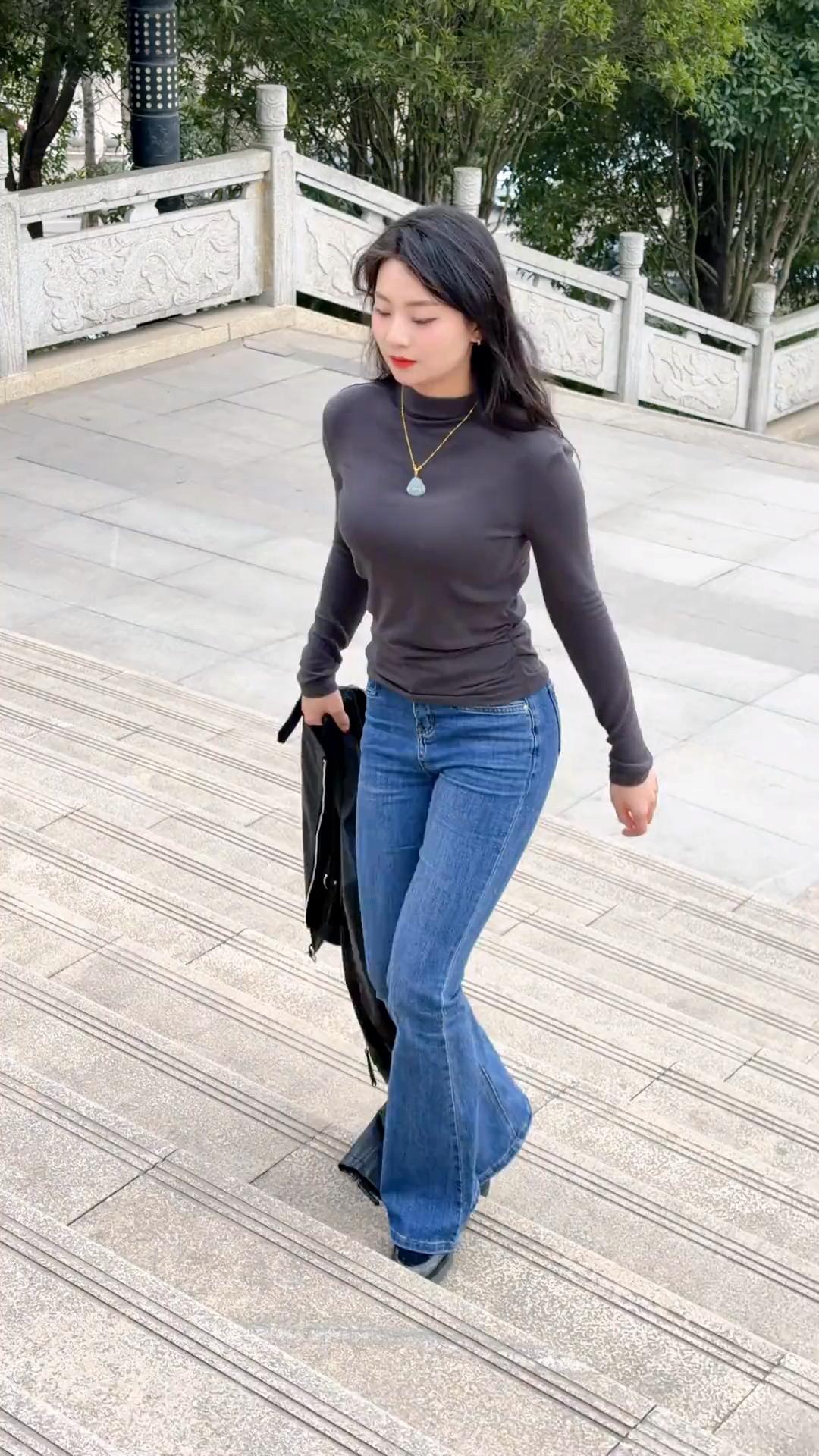 长街风起时，独步觅知音。