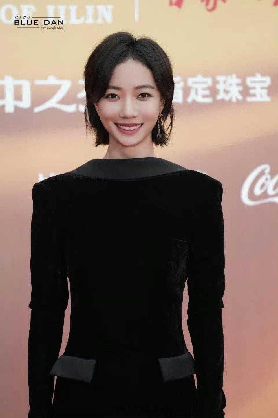 王珞丹好正的气质 一袭黑色长裙踏上红毯，每一步都透着沉稳从容，温柔与大气交织成独
