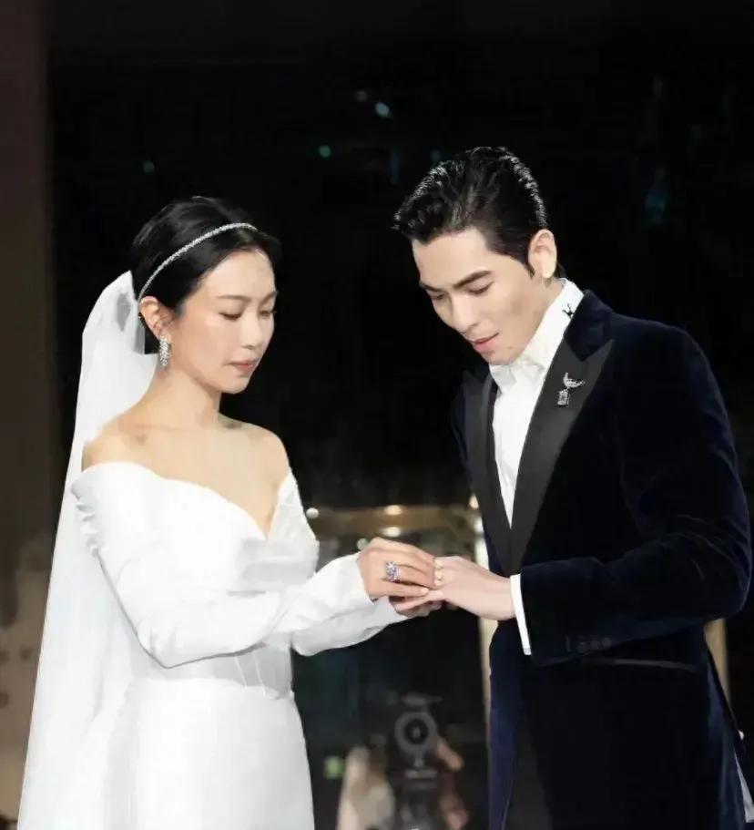 贾静雯家的梧桐妹都这么漂亮了，还跟着妈妈走红毯，照片里的她眼睛一闭一睁，萌态十足