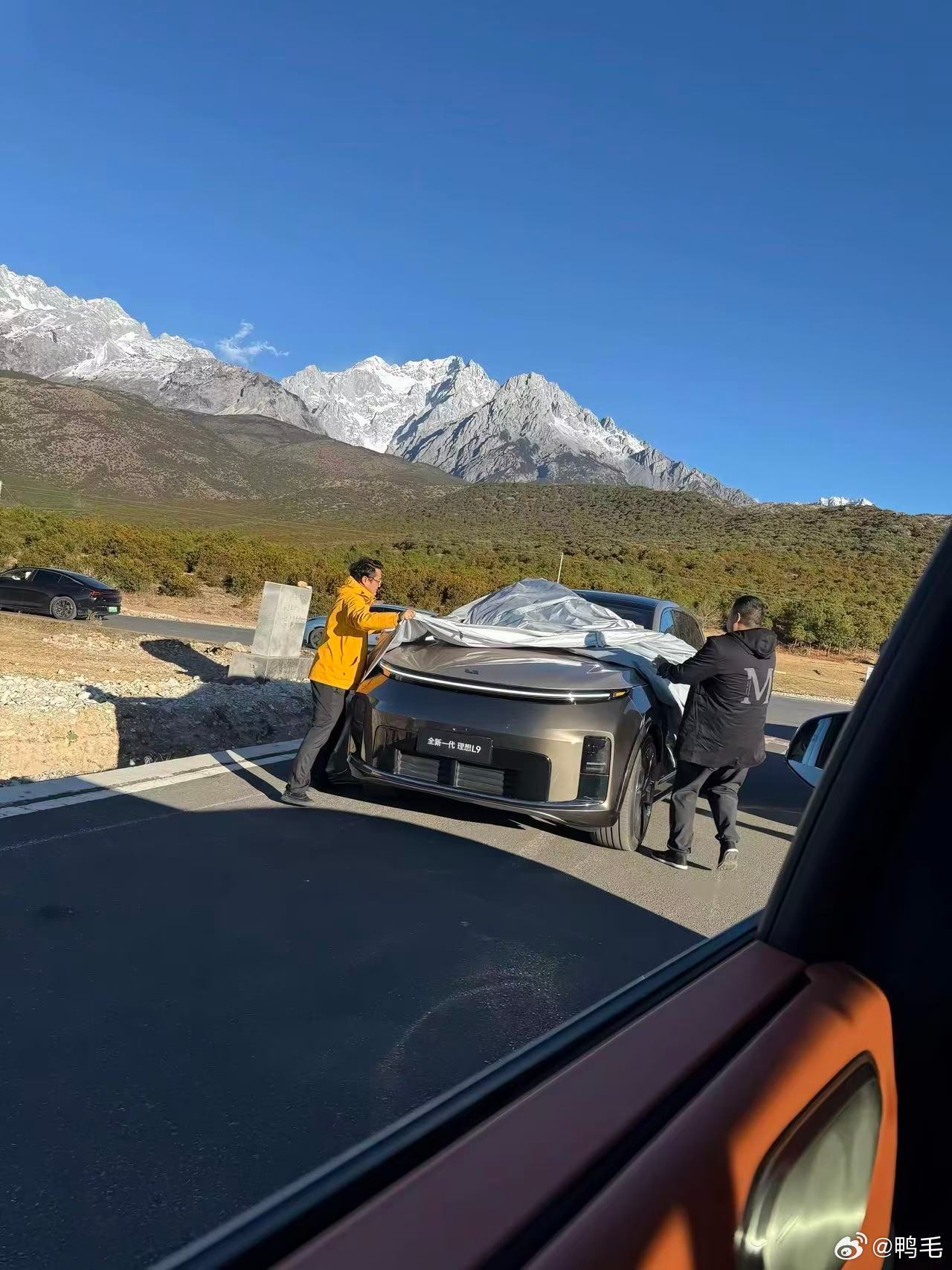 昨天那张全新一代理想L9曝光图，看起来有点糊。今天发一张稍微清晰一点的。这个双拼