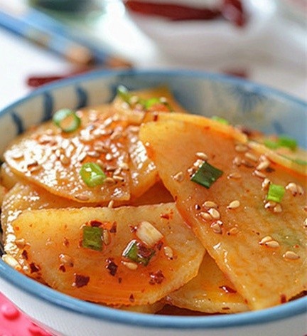【香辣土豆片】土豆总是百吃不腻，夏季最适合来份凉拌的，香辣入味，简单快手，还很下