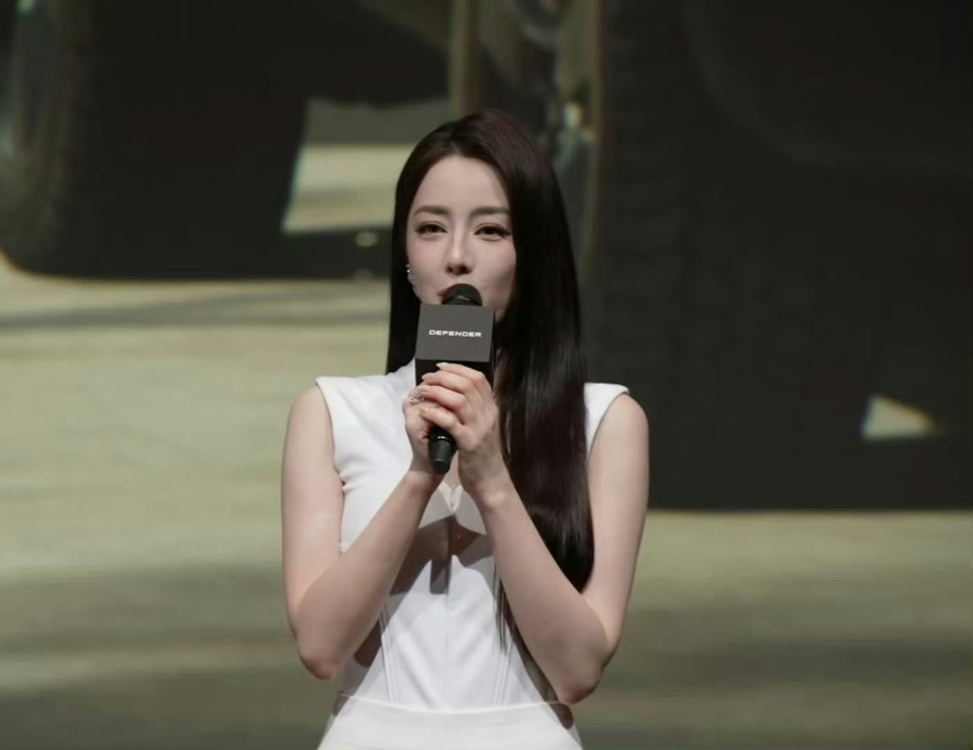 迪丽热巴连头发丝儿都在发光 迪丽热巴今天好美连头发丝都在发光！ 