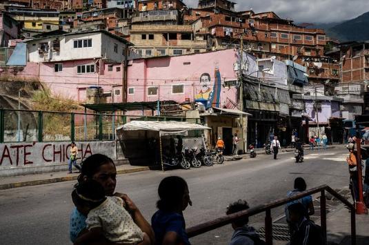 【马杜罗政权正在为与美国的战争做准备。 】路透社报道称，委内瑞拉已开始向平民分发